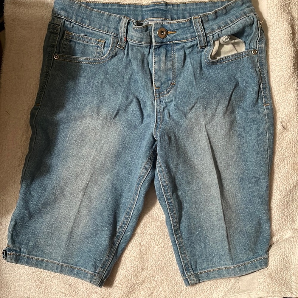 Great school length Rhinestones on the back pocket with the design
